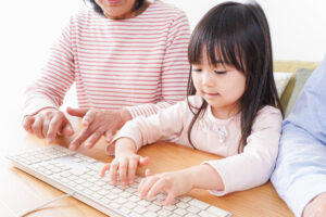 パソコンを使う子供
