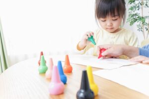 遊んでいるこどもの画像