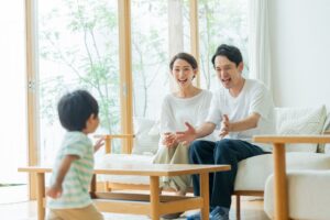 父親が手を広げ、子供を呼んでいる